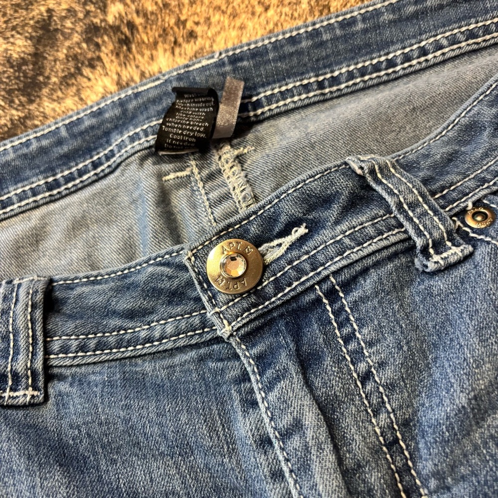 Apt 9 Women’s Denim Capris, Size 12, Embroidered back pockets, Y2K, Jeans - Picture 4 of 7
